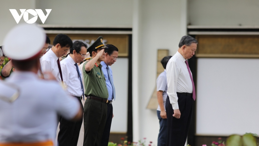 Newly elected Party chief To Lam pays floral tribute to President Ho Chi Minh